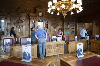 Dans la salle du Conseil fédéral, les curieux ont pu découvrir les places attribuées à chaque membre du gouvernement ainsi qu'au chancelier et au vice-chancelier de la Confédération.